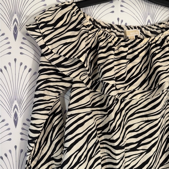 Michael Kors Black and White Ruffled 3/4 Sleeve Blouse Zebra women’s size medium - Picture 3 of 6